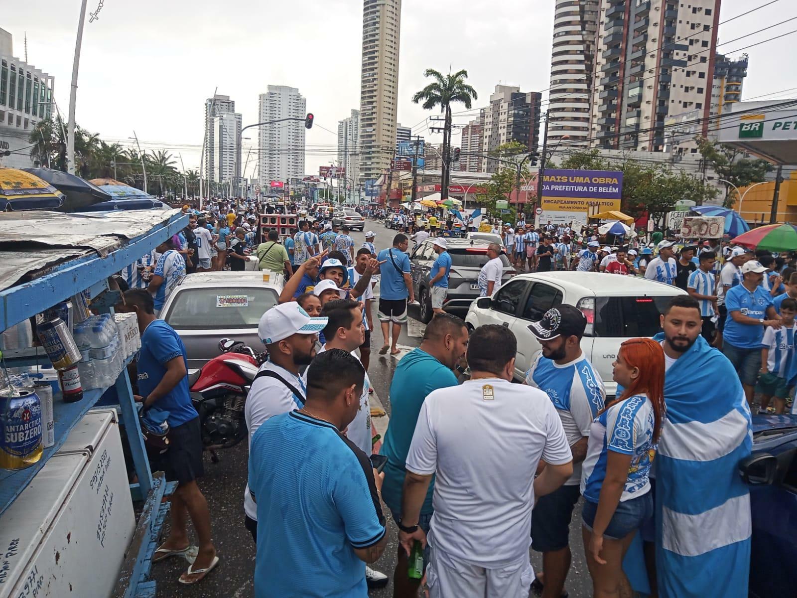 Open bar na Doca: humorista torcedor do Paysandu libera 10 mil latinhas em festa do acesso; vídeo